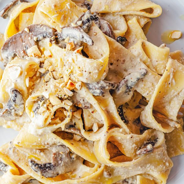 Vegan 5 Ingredient Creamy Mushroom Pasta Recipe
